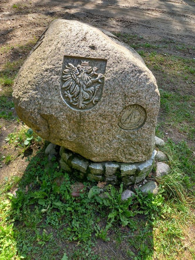 Znak graniczny trzech województw - Kujawsko-Pomorskie, Warmińsko-Mazurskie, Mazowieckie w okolicy Karw