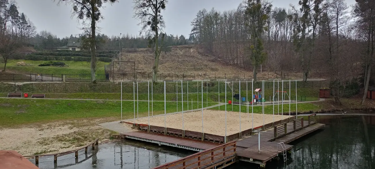 Brodzik dla dzieci na plaży Jeziora Górznieńskiego - płytka woda