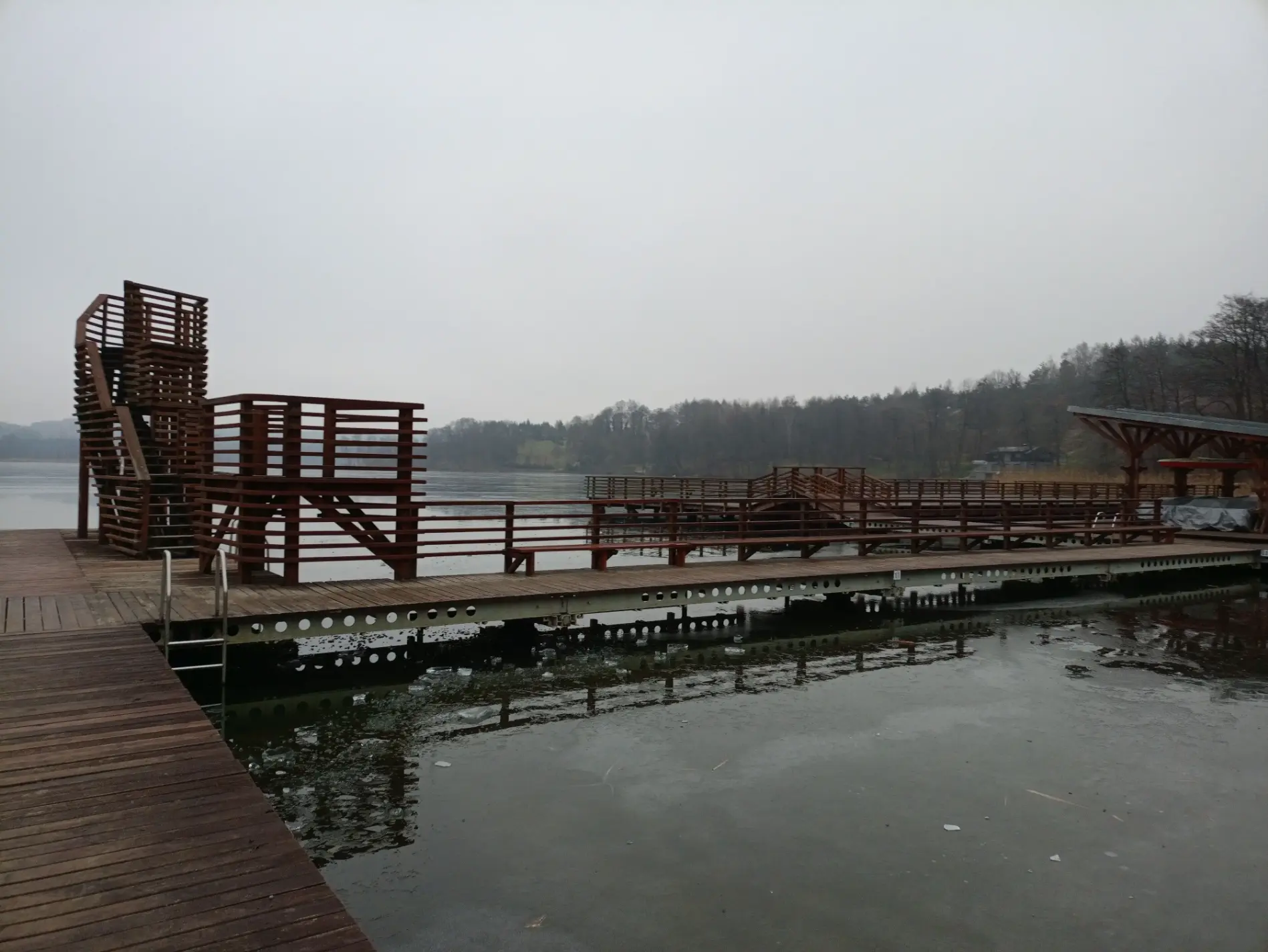 Pomost w centrum plaży Jeziora Górznieńskiego - główne wejście do wody