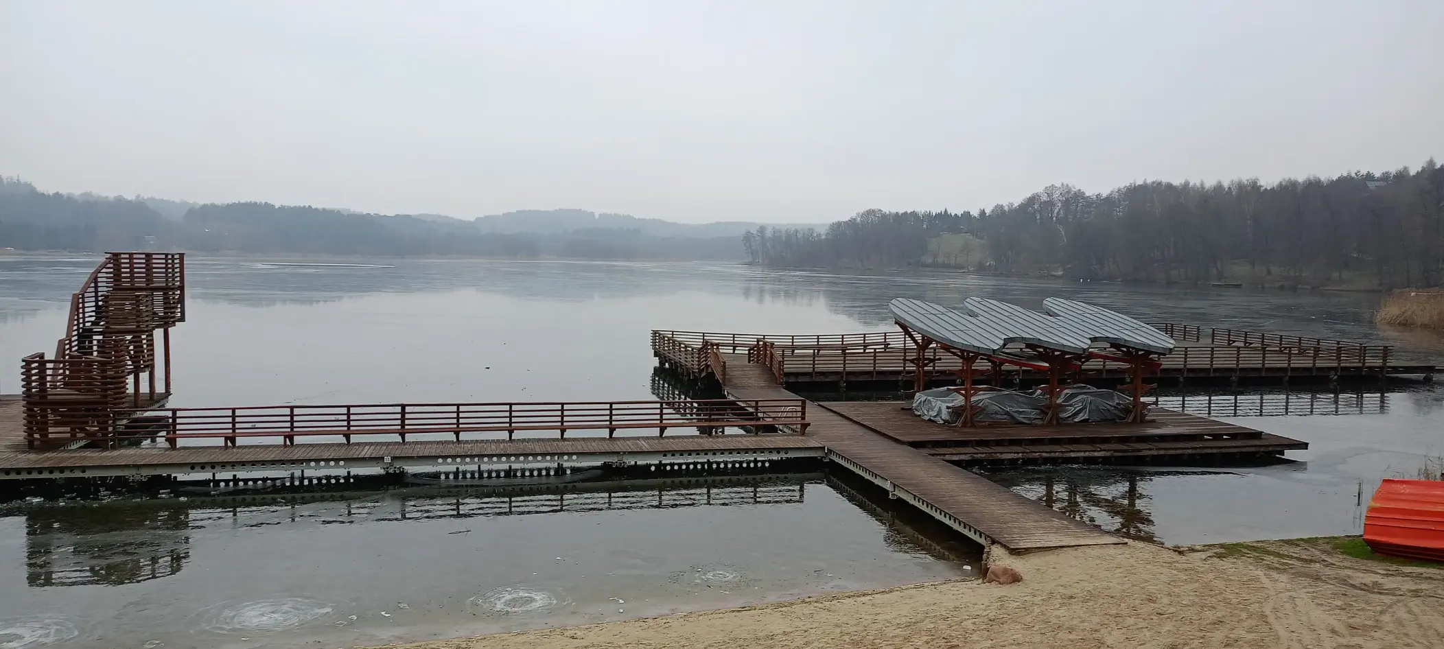 Pomost przy plaży Jeziora Górznieńskiego - drewniana konstrukcja