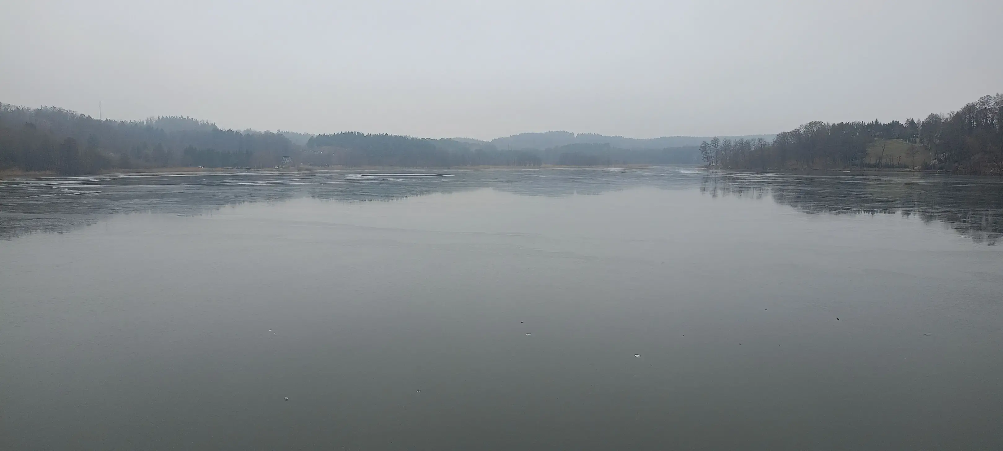 Środek Jeziora Górznieńskiego - widok na głębię i okoliczne lasy