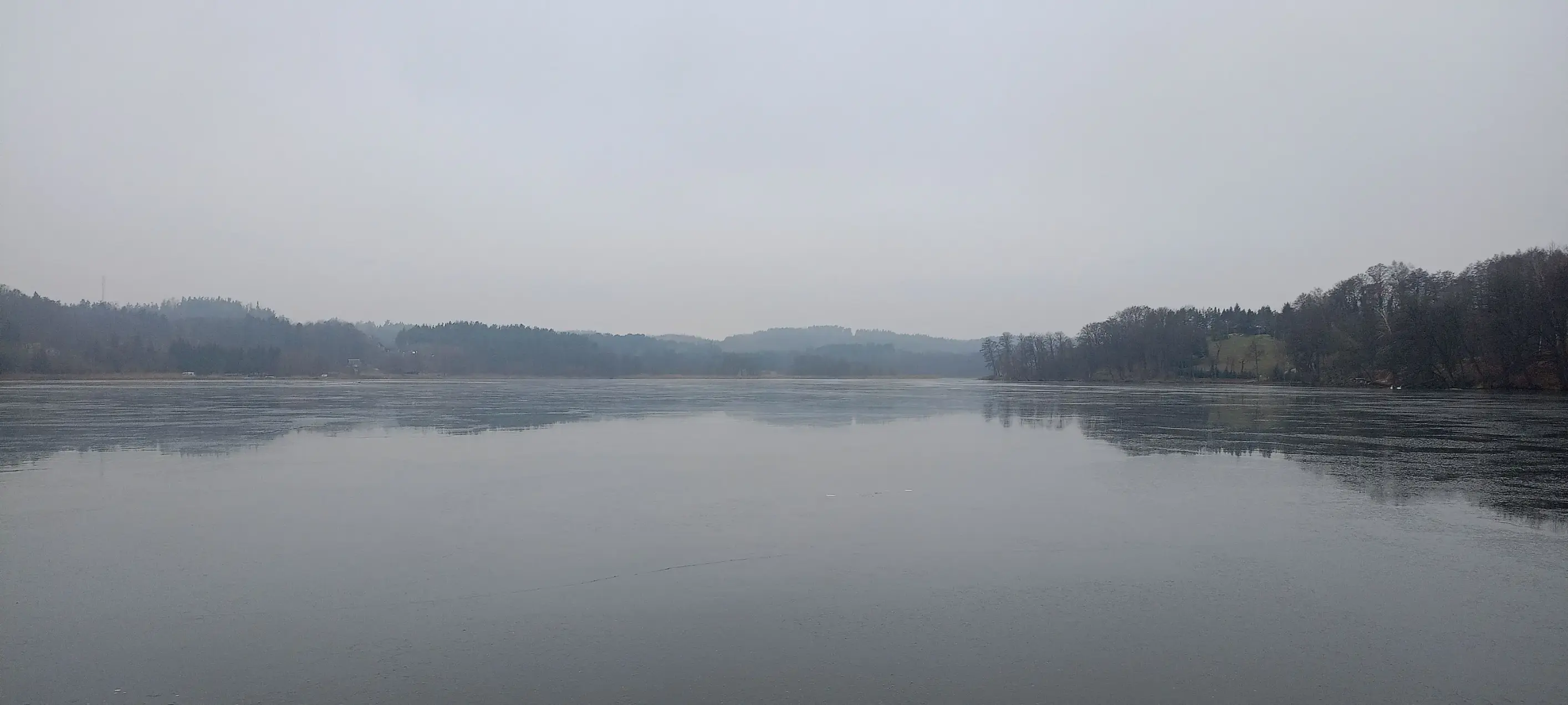 Widok z pomostu na Jeziorem Górznieńskim - turkusowa woda i niebo