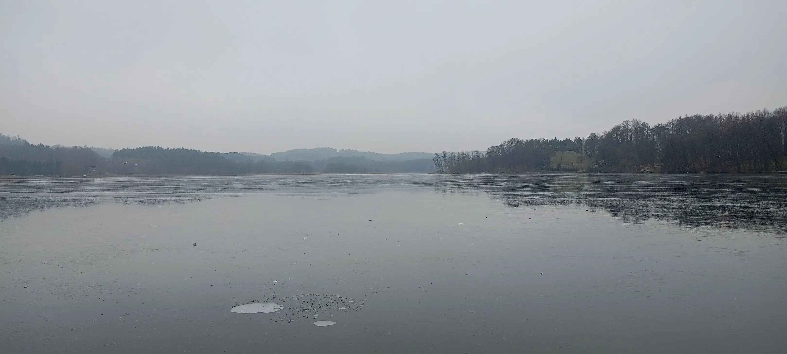 Zamarznięte Jezioro Górznieńskie zimą - lód i śnieg