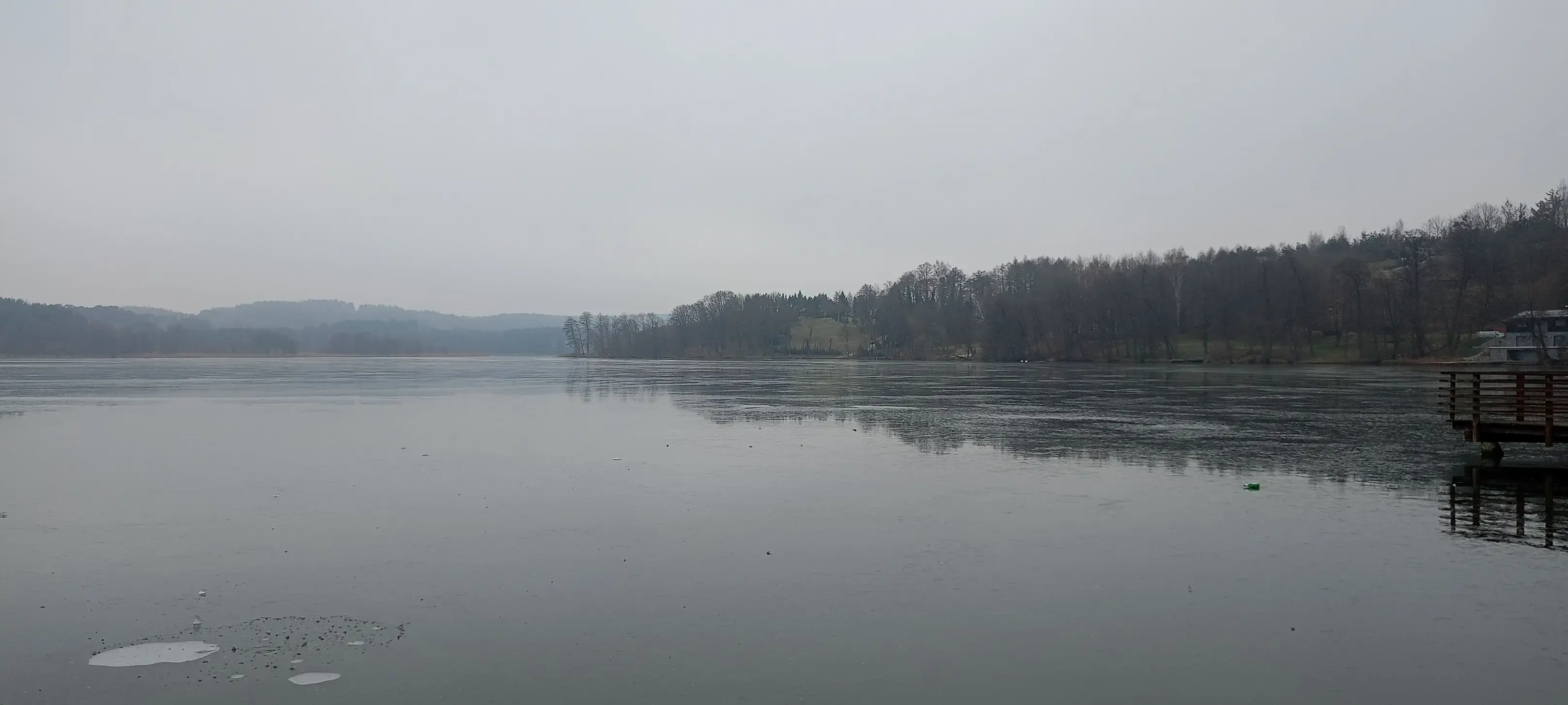 Klasyczny widok na Jezioro Górznieńskie - plaża i lasy